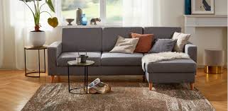 Gemusterten teppich in grau wohnzimmer einrichtung mit dunklen roten holzernen sessel und poster real photo stockfotografie alamy. Wohnzimmer Teppiche Fur Ein Gemutliches Zuhause Bonprix