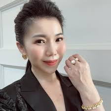 孫嘉欣闆娘說- 元宵節情人週，別人看花燈，我們看花包～ 今天闆娘要來大砍價，不跟直播捶心肝！ 元宵情人節，最強壓軸檔就在今天下午4點