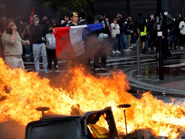 France's streets ablaze as antigovernment protests disrupt daily life | Protests News | Al Jazeera