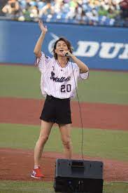 氷川きよし、神宮球場で4年連続始球式 ノーバン投球「99点」 拡大写真 4年連続神宮球場で始球式を行った氷川きよし （c）oricon me inc. æ°·å·ãã‚ˆã—å§‹çƒå¼ã« ã‚ªãƒã‚¨ ã®å£°