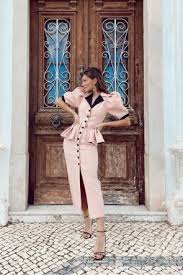 El talle va envarillado, con aplicaciones de guipure bordado con perlas.la niña viste un diseño son cubrefalda en forma de tulipán rebordado. Vestidos De Fiesta Boda Largos Cortos Monos Zapatos