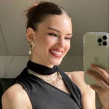 Lea Richter's Instagram, Twitter & Facebook