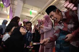 This study empirically examined the level of visitors' satisfaction and intention to revisit the rumah terbuka aidilfitri celebration in perak, malaysia. Majlis Rumah Terbuka Hari Raya Aidilfitri Anjuran Mps Portal Rasmi Majlis Bandaraya Seremban Mbs