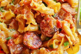 Une Assiette De Pate Aux Saucisses Epicees Sauce Cremeuse Et Gratinee Au Four Miam Sausage Pasta Recipes Spicy Sausage Pasta Spicy Sausage