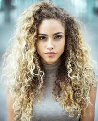 Women with curls can embrace the natural body of their hair with an inverted bob. 3btypeimg 6 Flavia Curly Hair Styles Curly Hair Styles Naturally Long Hair Styles