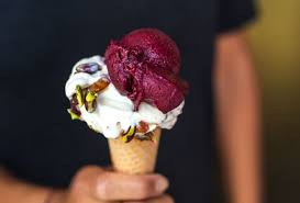 Gelato is served at a warmer temperature than ice cream and therefore needs an ingredient to prevent it from melting too fast; Eis Italiens Bestes Gelato Feinschmecker