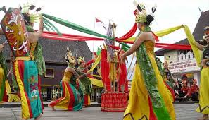 Salah satu dari makanan tradisional kaum iban setiap kali perayaan krismas dan hari gawai. Tarian Adat Kalimantan Tengah
