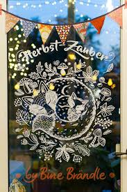 Zwei Niedliche Kuschelnde Fuchse Zaubern Den Herbst Herbei Diese Kranz Vorlage Fur Kreidemarker Und Noch Fenster Kunst Fensterbilder Fensterbilder Weihnachten
