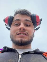 Anyone know any good apps or anything to edit an image so I can use it to  make a vinyl decal I for the life of me can't change this one so