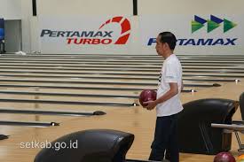 Dalam video yang beredar di media sosial, terlihat seorang ibu sangat antusias saat anaknya bercerita memenangkan kuis dan. Presiden Jokowi Jajal Arena Boling Dan Menembak Di Jakabaring