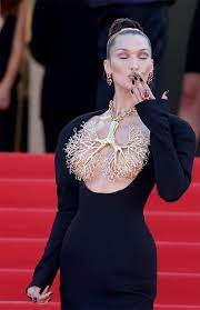 On thursday, the supermodel seemingly confirmed her relationship status by posting an instagram photo of herself cuddling up to a mystery man fans believe. 46lnuj9x Rfq3m