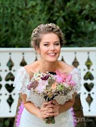 Celebrity Wedding Burcu Biricik 6 Unluler Gelinlik Burcu Biricik 6 Celebrity Wedding Burcu Biricik Frisur Hochzeit Brautfrisur Hochzeit