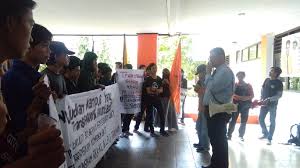 Buat tinjauan sebut harga terlebih dahulu, supaya anda boleh bandingkan harga apa yang sesuai dengan bajet anda menggunakan bahan binaan yang berkualiti. Bem Fis Unm Aksi Tuntut Transparansi Kebijakan Kampus Profesi Online