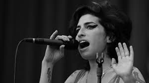 Amy winehouse könnte nach darstellung ihres vaters ausgerechnet der wille zur alkoholabstinenz zum verhängnis geworden sein. Soulsangerin Amy Winehouse Der Offentliche Tod Einer Grossen Stimme Kultur Sz De