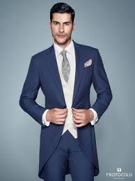 Ya ha llegado la primavera y, con ella, entramos de lleno en la temporada alta de bodas. Trajes De Novio 2021 80 Propuestas Para El Autentico Caballero Chaque Novio Traje De Novio Azul Traje Para Boda Hombre