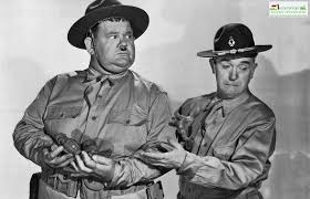 Pentu cine vrea să revadă comedie pură şi pentru cei care încă nu au făcut cunoştinţă cu. Filme Ovishow Great Guns Cu Stan Si Bran Online Subtitrat Hd Stan Laurel Oliver Hardy Laurel And Hardy Stan Laurel