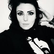 Laura Veverka's Instagram, Twitter & Facebook