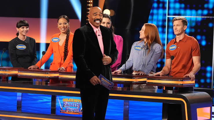 Comedian Steve Harvey brings families, friends, laughter, charity to summer  fun with new season of 'Celebrity Family Feud' - ABC7 New York