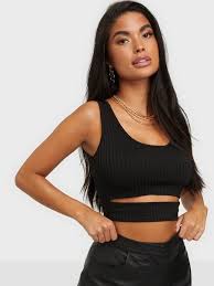 This would be great for a cool summer look or layer it up to stay trendy in the winter. Cut Out Rib Crop Top Crop Tops Black Parisian Nelly Com