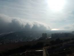 Una nube de gran tamaño se pudo apreciar en san antonio y santo domingo, la cual despertó el interés de muchos usuarios en redes sociales, ya que parecía una ola de mar en forma de nube. 3itt7gn3q8wkum