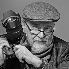 1980'de ilk uzun metrajlı filmi bir günün hikayesi'ni çekti, filmde fikret hakan ve nur sürer gibi isimler yer aldı. Cetin Ozer Artsonline