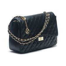 Doublure intérieure en cuir bordeaux, 1 double poche plaquée. Carla Ferreri Sac Matelasse En Cuir Noir Brandalley Fashion Bags Shoulder Bag Bags
