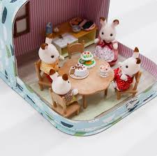 100均素材でdiy 片付けラクラク 持ち運べるドールハウスの作り方 ママタス おままごと 100均 ドールハウス シルバニア 収納 人形 diy 簡単 らくらく 子育て 子ども 赤ちゃん ベビー グッズ ドールハウス 作り方 ドールハウス 手作りおもちゃ