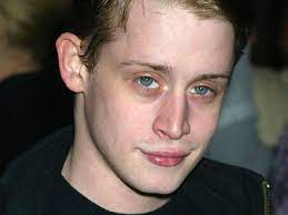 Habe eine frage an alle die kevin allein zuhaus kennen und lieben ;) also wie heißt das lied das kommt wenn kevin grade in der kirche ist und aufeinmal die kirchenglocken zu schlagen beginnen und er sich erinnert dass er schnell heim muss. Macaulay Culkin Vollig Verandert So Sieht Der Kevin Allein Zu Haus Star Heute Aus Bunte De