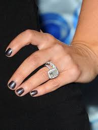 Zooey Deschanel Shows Her Cute Engagement Ring Cute Engagement Rings Celebrity Engagement Rings Thin Band Engagement Ring