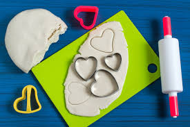 Fabriquer une crêche de noël en pâte à sel avec maisons et personnages, étape. Fabriquer De La Pate A Sel 5 Idees D Objets A Confectionner