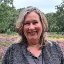 Joke Bos, 27 jaar coördinator van AOC De Pijp, het eerste  Ontmoetingscentrum in Nederland, gaat 28 oktober met pensioen. Lees het  inspirerend interview met haar hier: https://lnkd.in/dsznaYMB