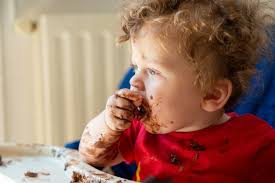 Bebe Esta Comendo Um Bolo De Chocolate Foto Premium