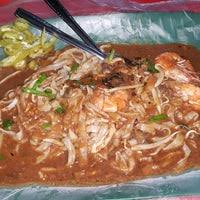 Teochew char koay teow is characterized by its darker appearance and emphasizes on the use of lard and cockles. Fahmi Char Kuey Teow Seksyen 17 Shah Alam Seksyen 17
