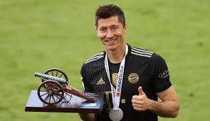 Левандовский роберт / robert lewandowski. Fc Bayern Munchen Robert Lewandowski Spricht Uber Legendaren Rekord Hansi Flick Hatte Glauben Daran Schon Verloren