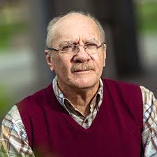 Investigadores PUCP publican libro sobre las carencias del sistema de salud  peruano