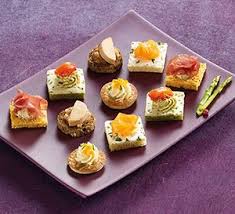 20 Canapes Selection La Boite De 140 G 20 Pieces Des Garnitures Savoureuses Aux Poissons Fumes Fromage Noix De Jambon Se Noix De Jambon Savoureux Tiny Food