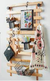Riciclo Creativo Doghe In Legno Una Semplice Rete A Doghe E Il Punto Di Partenza Per Questo Porta Arredamento Riciclato Doghe In Legno Portaoggetti Da Parete