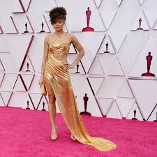 Wait a second, zendaya's oscars dress glows in the dark?! Jrr Juw Zzdblm