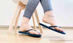 Alexafootgoddess 23 03 2021 you know you can t resist my dangle xxx  onlyfans porn - CamStreams.tv