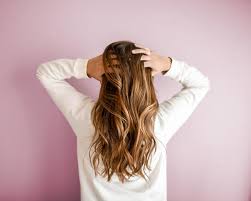 Se i capelli grassi sono il tuo cruccio, prova ad applicare uno shampoo secco tra un lavaggio e l'altro. Ogni Quanto Dovremmo Lavare I Capelli Tobeware It