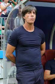 Pagesbusinessesmedia/news companybroadcasting & media production companyfussballinfos.chvideosjogi löw: Jogi Low Bei Der Wm 2018 Endlich Sitzt Auch Sein T Shirt Gala De