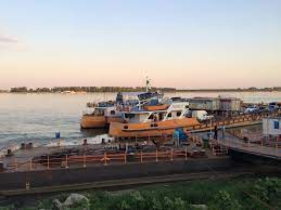 Pasarela de urcare pe punte este sub ape, în zona de îmbarcare apa ajungând și la 30 de centimetri. NiÈ™te Poze De La Trecerea Bac Din GalaÈ›i Gabriel Ursan