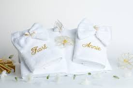Pour une ouverture de bal grandiose et majestueuse, notre équipe chez wed'events, nous avons sélectionné une panoplie de décorations et de cadeaux personnalisés inédite ! Coffret Mariage Cristal Serviettes De Bain Et Gants De Toilettes Personnalises