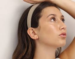 Delicati orecchini a cerchio con ciondolo rubino, set regalo • Orecchini a  cerchio Huggie • set di orecchini • regalo pronto • regalo per lei • set  regalo di Natale