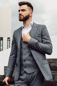 Er meint, dies sei nicht er, und er würde sich verkleidet fühlen. Anzugweste Traditionell Extravagant Und Stilvoll