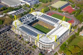 Es bestärkt jugendliche darin, eine eigene haltung zu entwickeln und mit anderen ins gespräch zu kommen. Signal Iduna Park Dortmund Deutschland Bilder