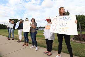 Critical race theory, or crt, is a theoretical and interpretive mode that examines the appearance of race and racism across dominant cultural modes of expression. Rm L9eo0wl4z0m
