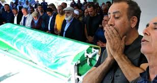 Bahçende güller bitmesin kapından hekim geçmesin dalında bülbül ötmesin sende olasın benim gibi. Haluk Levent Annesini Son Yolculuguna Ugurladi Dailymotion Video