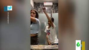 El viral de dos niños bailando mientras un hombre aparece detrás de una  puerta de cristal 