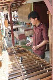 Bende merupakan alat musik tradisional yang berasal dari lampung. Calung Alat Musik Yang Menghasilkan Harmoni Indah Indonesia Kaya